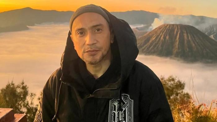 MENINGGAL DUNIA - Aktor Gary Iskak saat di kawasan Gunung Bromo. Gary Iskak meninggal dunia usai kecelakaan motor, Sabtu (29/11/2025).