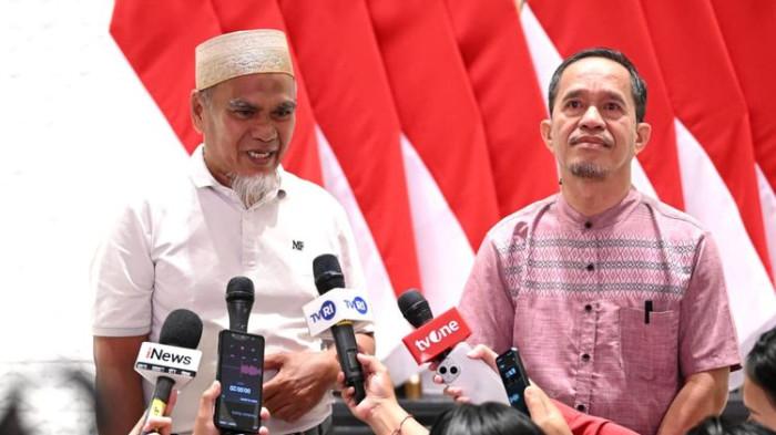 Raut lega dan haru terpancar dari wajah dua guru asal Kabupaten Luwu Utara, Sulawesi Selatan, Abdul Muis dan Rasnal, setelah menerima langsung surat rehabilitasi yang diberikan oleh Presiden Republik Indonesia Prabowo Subianto di Lanud Halim Perdanakusuma, Jakarta Timur, Kamis (13/11/2025).