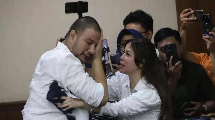 AMMAR ZONI KAMELIA - Aktor Muhammad Ammar Akbar atau lebih dikenal Ammar Zoni menangis dihadapan sang kekasih dokter Kamelia sebelum menjalani persidangan di Pengadilan Negeri Jakarta Pusat, Kamis (18/12/2025).