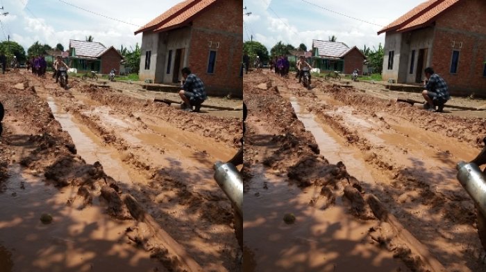 Jalan di Musirawas Ini Rusak Parah, Anak-Anak Harus Hadapi Bahaya Ini Untuk Pergi ke Sekolah
