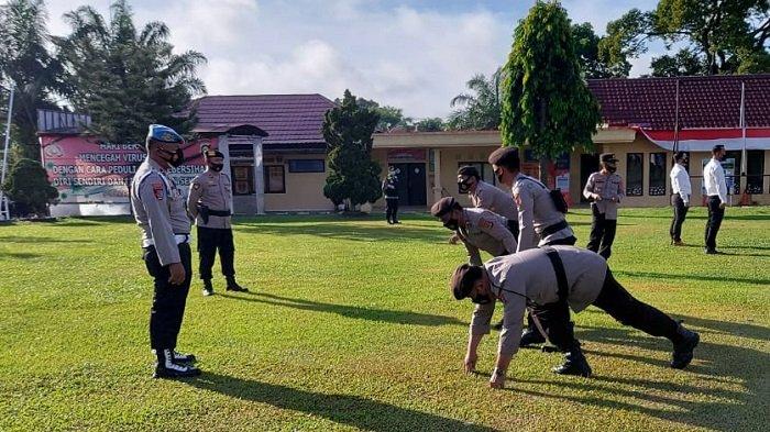 Terlambat Apel Pagi, Sejumlah Anggota Polres Ogan Ilir Jalani Hukuman Push Up
