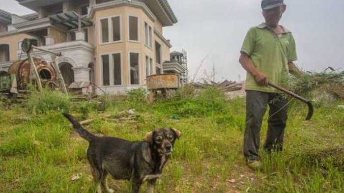 Begini Kisah Pak Tua Dan Anjingnya Jaga 'Kota Hantu' Sendirian di China, Sungguh Luar Biasa!
