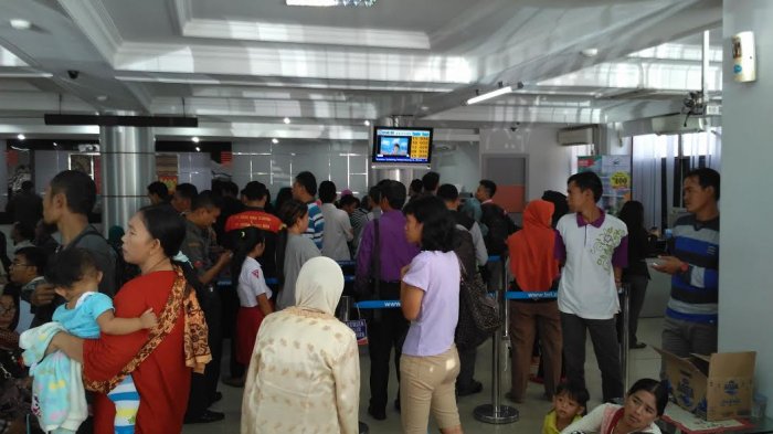 Gangguan Jaringan Hari Kedua, Nasabah Menumpuk di Kantor Cabang Utama BRI A Riva