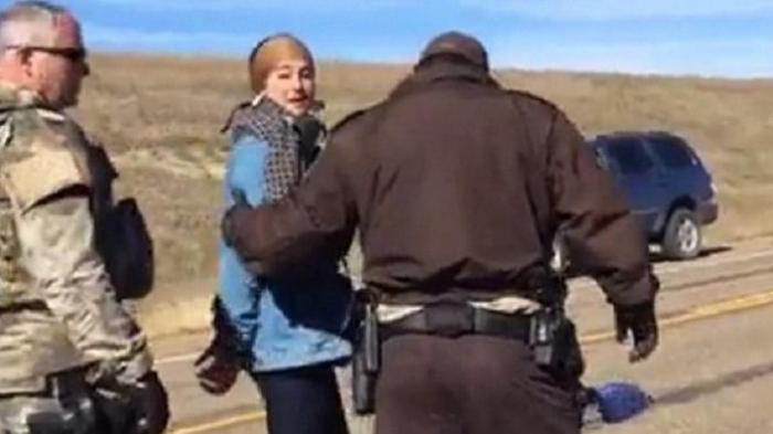 Perjuangkan Suku Indian Aktris Ini Malah Ditahan Polisi Karena Dianggap Perusuh