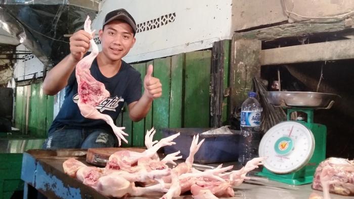 Harga Ayam di Pasar Tradisional Merangkak Turun