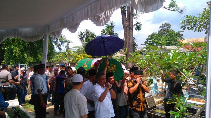 Jenazah Ayah Tito Karnavian Dimakamkan di TPU Puncak Sekuning