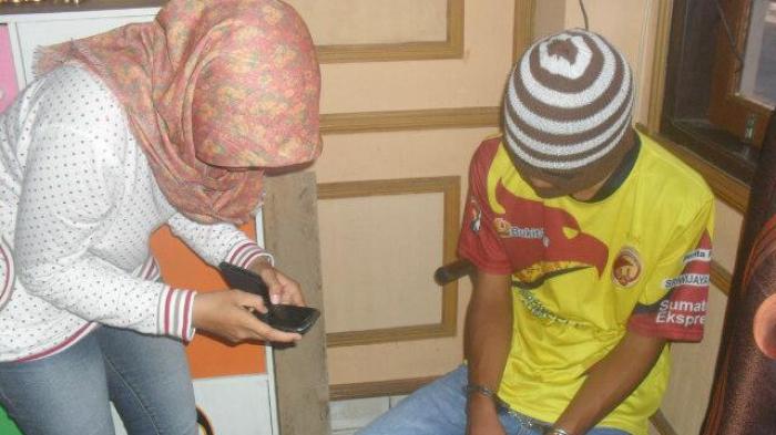 Kenalan di BBM, Pelajar SMK Cabuli Siswi SMP di Kosan