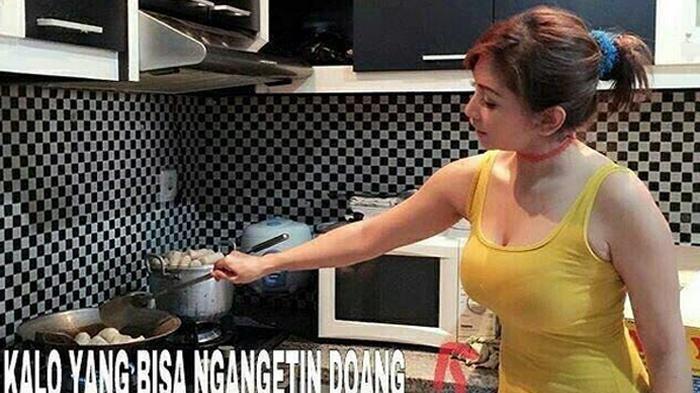 Baby Margaretha Posting Foto Seksi Sambil Masak 'Kalo yang Bisa Ngangetin Doang Namanya Microwife'