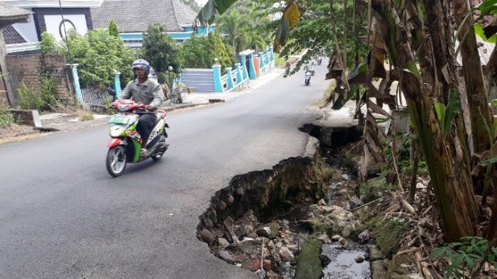 Kerusakan Ruas Jalan Pasar Tradisional Saka Selabung di Okus Kian Melebar, Terancam Putus