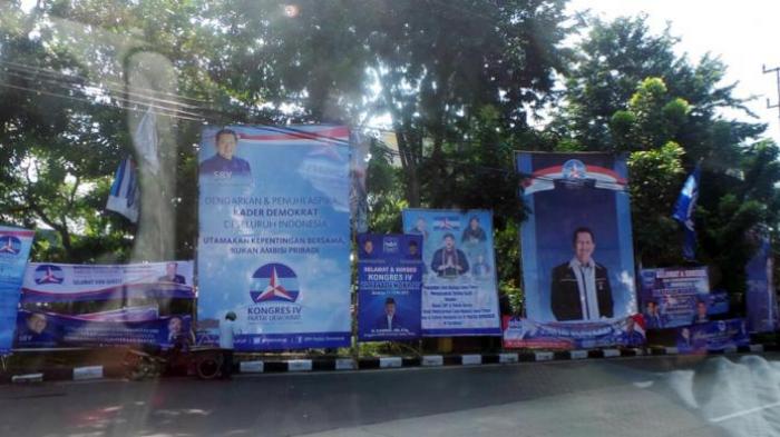 Saat Atribut Bergambar SBY dan Gede Pasek Berdampingan di Kongres Demokrat