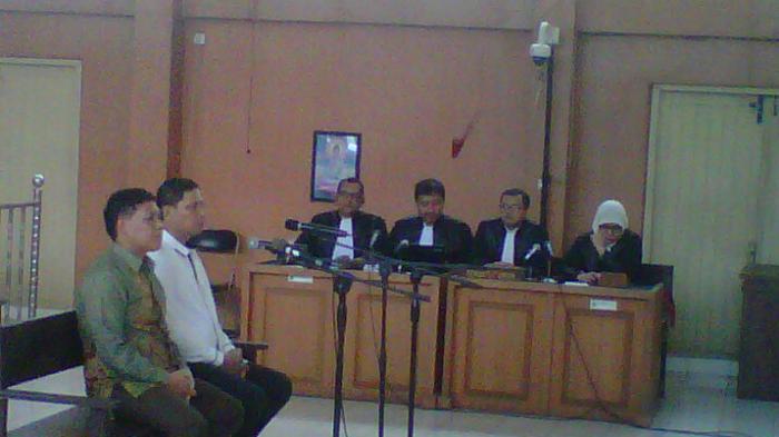 Bambang dan Adam Hanya Terdiam Mendengarkan Hakim Membacakan Vonisnya