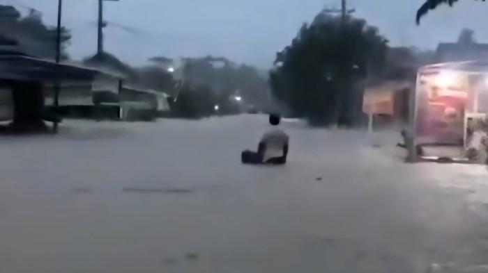 BANJIR -- Banjir akibat luapan Sungai Muara Balak merendam permukiman warga di Kecamatan Belitang III, OKU Timur, Kamis (8/1/2026) dini hari. Ketinggian air tercatat mencapai sekitar 30 hingga 80 sentimeter dengan arus yang cukup deras.