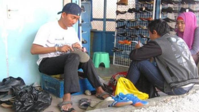Jadi Tukang Sol Sepatu demi Biayai Kuliah