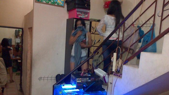 Terapis Wanita Buru-buru Pakai Celana Saat Tempat Spa Digerebek