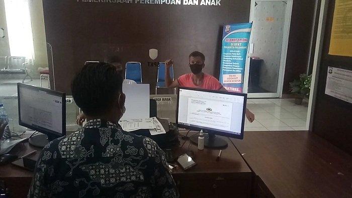 Berteduh, Dua Pria Datang Langsung Ayunkan Parang Minta Serahkan Kunci Motor dan Surat-suratnya