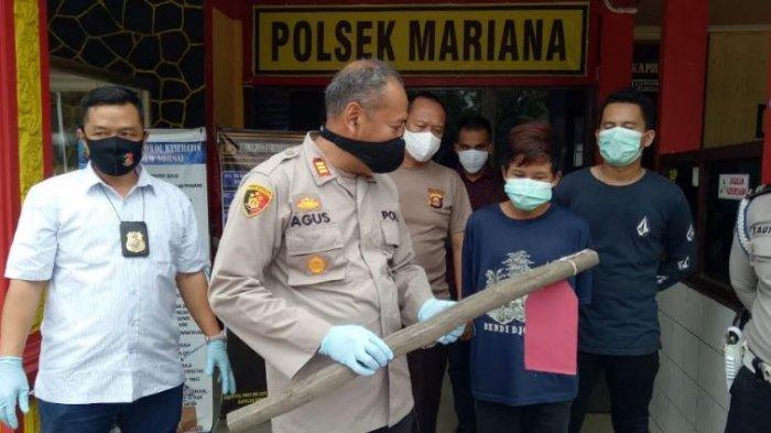 Unit Reskrim Polsek Mariana menangkap satu dari empat pelaku begal di simpang Tugu Bundaran Desa Sungai Gerong Kecamatan Banyuasin I, Kabupaten Banyuasin, Sumsel, Jumat (24/7/2020).