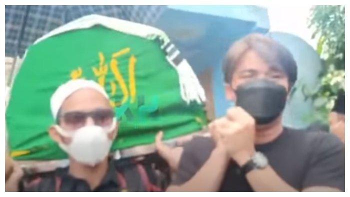 Penghormatan Terakhir untuk Sahabat, Billy Syahputra Gotong Jenazah Sapri Pantun sampai ke Makam