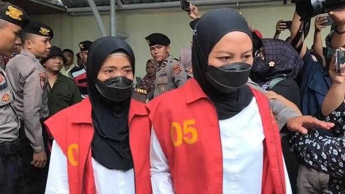 SIDANG DAKWAAN - Dua terdakwa kasus tewasnya Brigadir Esco Fasca Rely, Rizka Sintiani dan Nuraini usai menjalani sidang dakwaan di Pengadilan Negeri Mataram, Selasa (10/2/2026).