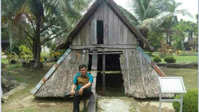 Kontingen KSM Sumsel Kunjungi Rumah Adat Suku Kubu Di Pontianak