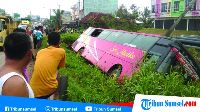 Diduga Sopir Mengantuk, Bus Sari Mustika Hilang Kendali dan Masuk ke Dalam Saluran Air