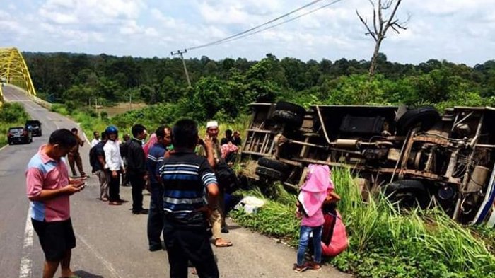 Bus Membawa 25 Penumpang Keluarga Pengantin Terguling di Tanjakan Jembatan Kuning Empat Lawang