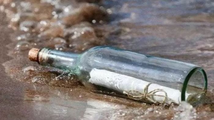 Ia Menemukan Pesan dalam Botol yang Mengapung di Laut, Fakta di Baliknya Sungguh Tragis
