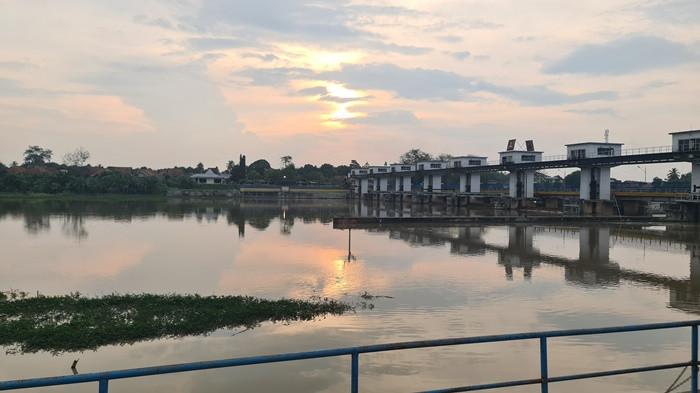 PRAKIRAAN CUACA -- foto Bendung Perjaya, Desa Perjaya, Kecamatan Martapura, Kabupaten OKU Timur. BMKG memprakirakan cuaca berawan dan hujan ringan di OKU Timur pada Rabu 17 Desember 2025.