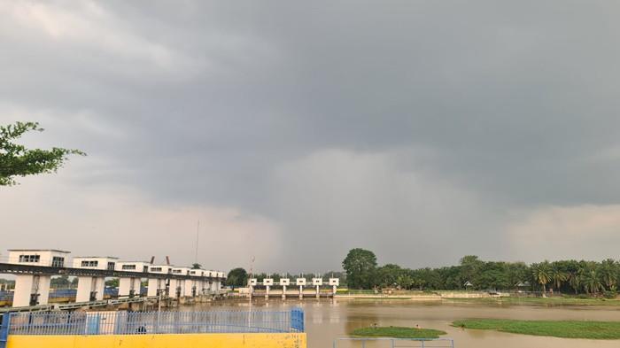 PRAKIRAAN CUACA -- foto Bendung Perjaya, Desa Perjaya, Kecamatan Martapura, Kabupaten OKU Timur. BMKG memprakirakan cuaca hujan ringan di wilayah OKU Timur pada Selasa 16 Desember 2025.