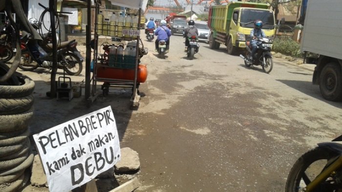 Berbahaya: Segera Gunakan Masker Pelindung Hidung Saat Melintasi Jalan Ini.