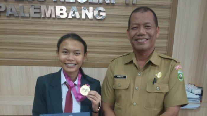 Singkirkan Puluhan Peserta Luar Negeri, Dellia Raih Emas di Abudhabi Lewat Karya Ilmiah Cocor Bebek