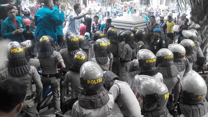 Demonstran Tinggalkan Celana Dalam dan Bra Begitu saja