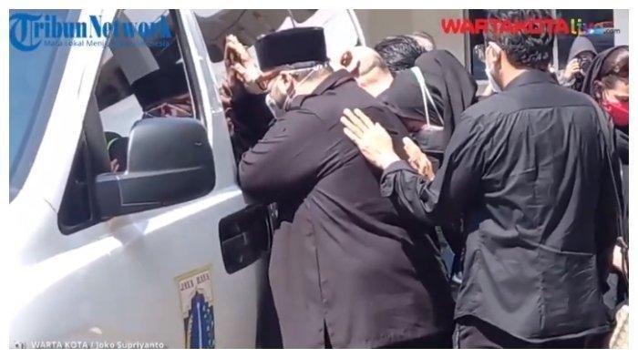 Didi Mahardika Cuma Bisa Melihat Jenazah Rachmawati Soekarnoputri dari Kaca Ambulance, Tak Henti Doa