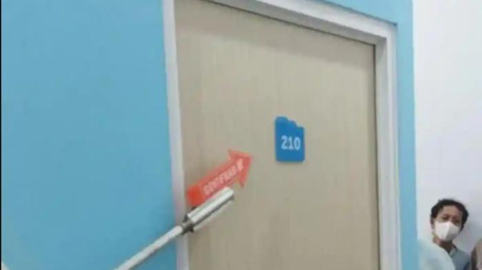 DOSEN TEWAS DI SEMARANG - Kamar hotel tempat DLL, dosen Untag Semarang ditemukan tewas oleh polisi berpangkat AKBP berinisial B, Senin (17/11/2025).