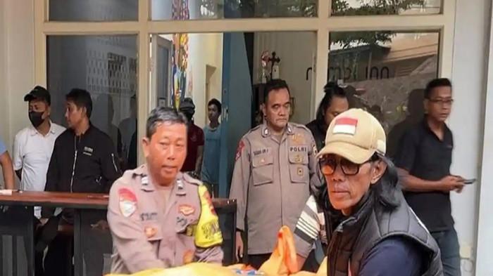 MAYAT DOSEN UNTAG - Kepolisian melakukan evakuasi mayat perempuan berinisial DDL di sebuah kamar hotel Jalan Telaga Bodas Raya Nomor 11 Karangrejo, Gajahmungkur, Kota Semarang, Senin (17/11/2025). Korban pertama kali ditemukan oleh seorang polisi yang berpangkat AKBP berinisial B.