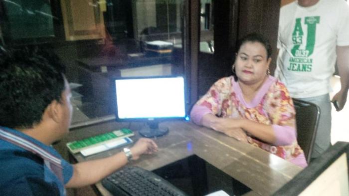 Tas Fadilah Ditarik Pria Berpakaian Rapi saat Dibonceng Suami