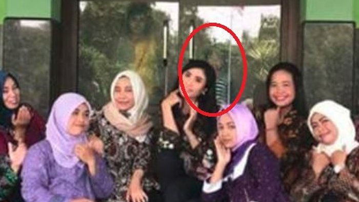 Ibu-ibu Ini Asyik Berfoto, tapi Lihat Ada Sosok Mengejutkan di Belakang Mereka