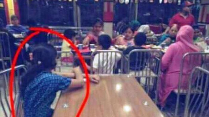 Foto Wanita yang Duduk di Meja Kosong Sambil Melihat Orang Makan Jadi Viral di Sosial Media