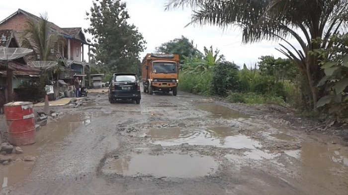 Jalan Ini Rusak dan Berlumpur, Padahal Banyak Dilalui Pengendara, Sangat Bahaya