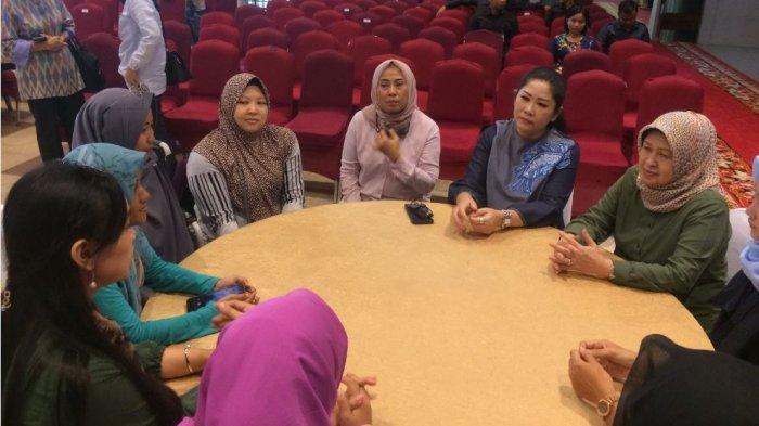 Meski Hujan, Febrita Lustia Minta Pemecahan Rekor MURI Apel Perempuan Tetap Terselenggara