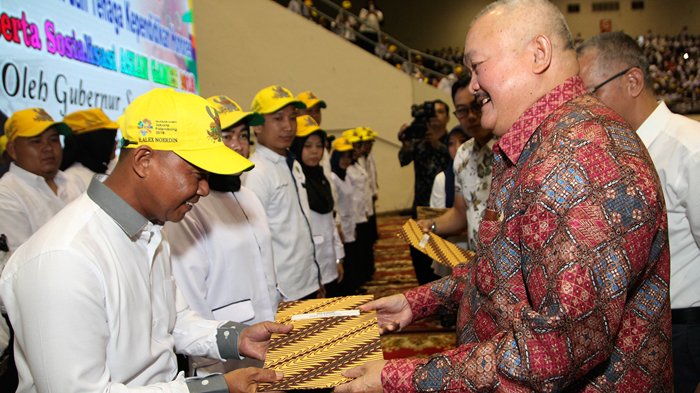 Gubernur Sumsel Alex Noerdin Serahkan Puluhan Ribu SK Honor Guru di Sumsel