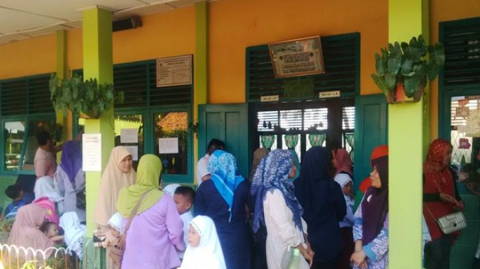 Lihat Sang Anak Belajar, Orangtua Berkerumun di Luar Kelas