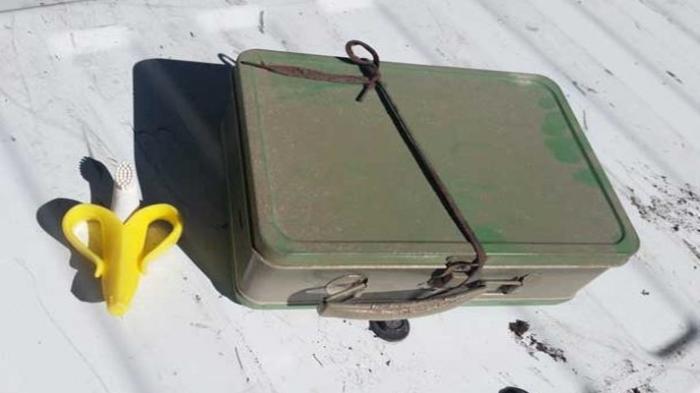 Pria Ini Temukan Kotak ''Aneh'' saat Bersihkan Plafon dan Isinya Sungguh Tak Terduga