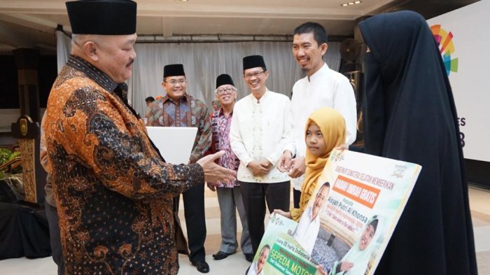 Harumkan Nama Sumsel, Alex Noerdin Hadiahi Aisyah Umrah dan Sepeda Motor
