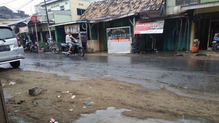 Palembang Hujang Deras, Kowi Teriak Kegirangan di Kantor