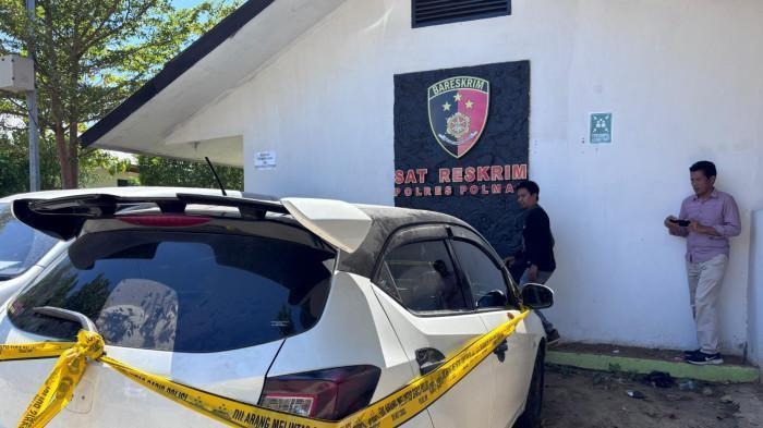 WARGA DITEMBAK - Mobil Honda Brio dengan nomor polisi DC 1286 BJ saat ini berada di Satreskrim Polres Polman, Jalan Ratulangi, Kelurahan Pekkabata, Kecamatan Polewali. Pada Senin (22/9/2025), Di dalam mobil itu Husain ditembak di kepalanya.