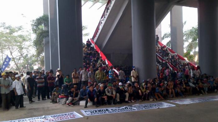 Ibu-ibu Juga Semangat Minta Romi Herton-Harnojoyo Diberhentikan