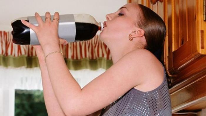 Ibu Muda Ini Tewas karena Kebiasaan Minum 8 Liter Soda Per Hari