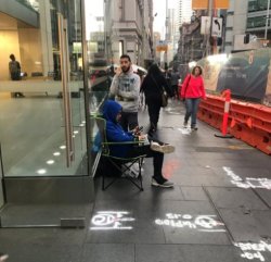 Wow Orang-orang Ini Rela Bermalam 10 Hari di Depan Toko Demi Beli iPhone X