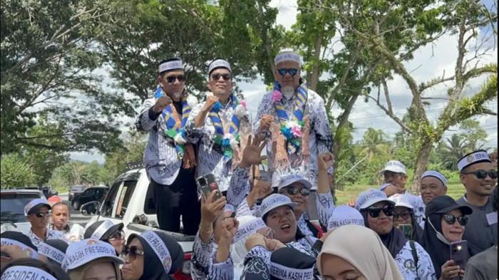 DISAMBUT PGRI - Guru yang batal dipecat usai bertemu Presiden Prabowo Subianto, Rasnal dan Abdul Muis saat tiba di Luwu Utara, Selasa (18/11/2025). Mereka disambut PGRI. Baru-baru ini MA merilis soal kasus Rasnal dan Abdul Muis soal pungutan Rp20 ribu di Luwu Utara.