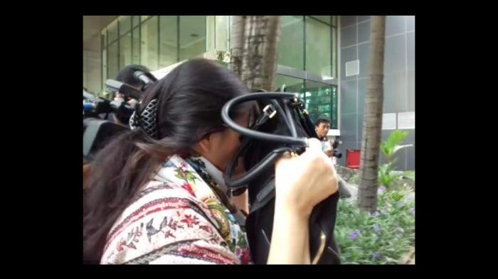 Besuk Suami, Istri Irman Gusman Tutupi Wajah Menggunakan Tas